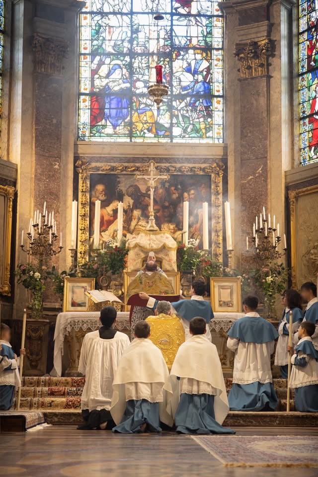 UnaVoceSevilla's tweet photo. El arzobispo de Rouen asiste en coro a la Misa tradicional que se celebra en el apostolado del Instituto de Cristo Rey Sumo Sacerdote en esta ciudad de Francia 

Deo grátias!

Fotos: @ICKSP 

#icrsp #tlm #messetraditionnelle #icksp #LatinMass #catholic https://t.co/Rn0VjvROPP