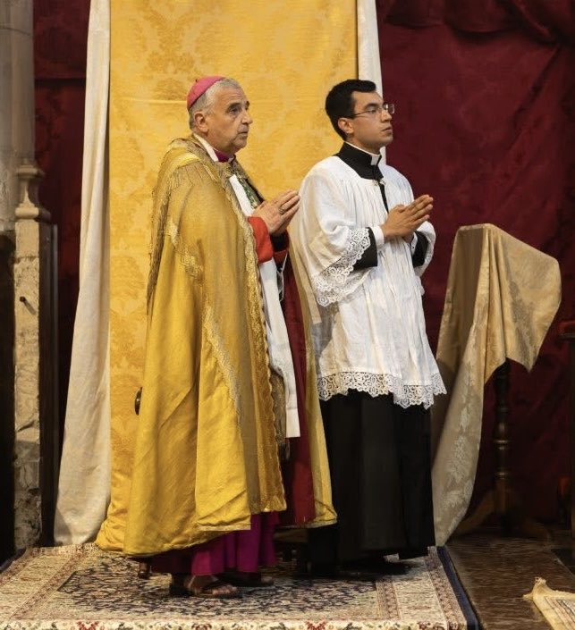 UnaVoceSevilla's tweet photo. El arzobispo de Rouen asiste en coro a la Misa tradicional que se celebra en el apostolado del Instituto de Cristo Rey Sumo Sacerdote en esta ciudad de Francia 

Deo grátias!

Fotos: @ICKSP 

#icrsp #tlm #messetraditionnelle #icksp #LatinMass #catholic https://t.co/Rn0VjvROPP