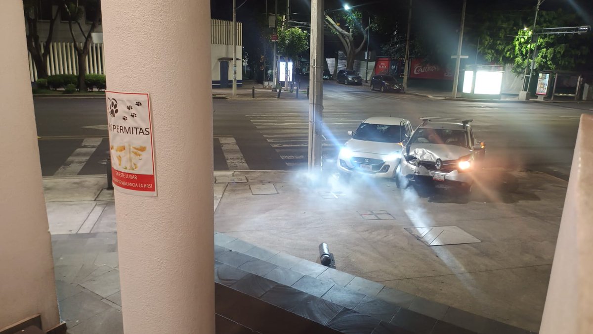DannyDoo23_'s tweet photo. ¡Hola, @BJAlcaldia! A las 12:00 am desactivan el semáforo del cruce entre Eje 8 Sur y Moras, y es común que haya accidentes. Anoche, prácticamente estaban incrustados en nuestra entrada. Exigimos que el semáforo permanezca funcionando siempre y se reparen las contenciones. https://t.co/oC4e9Bv6Gc