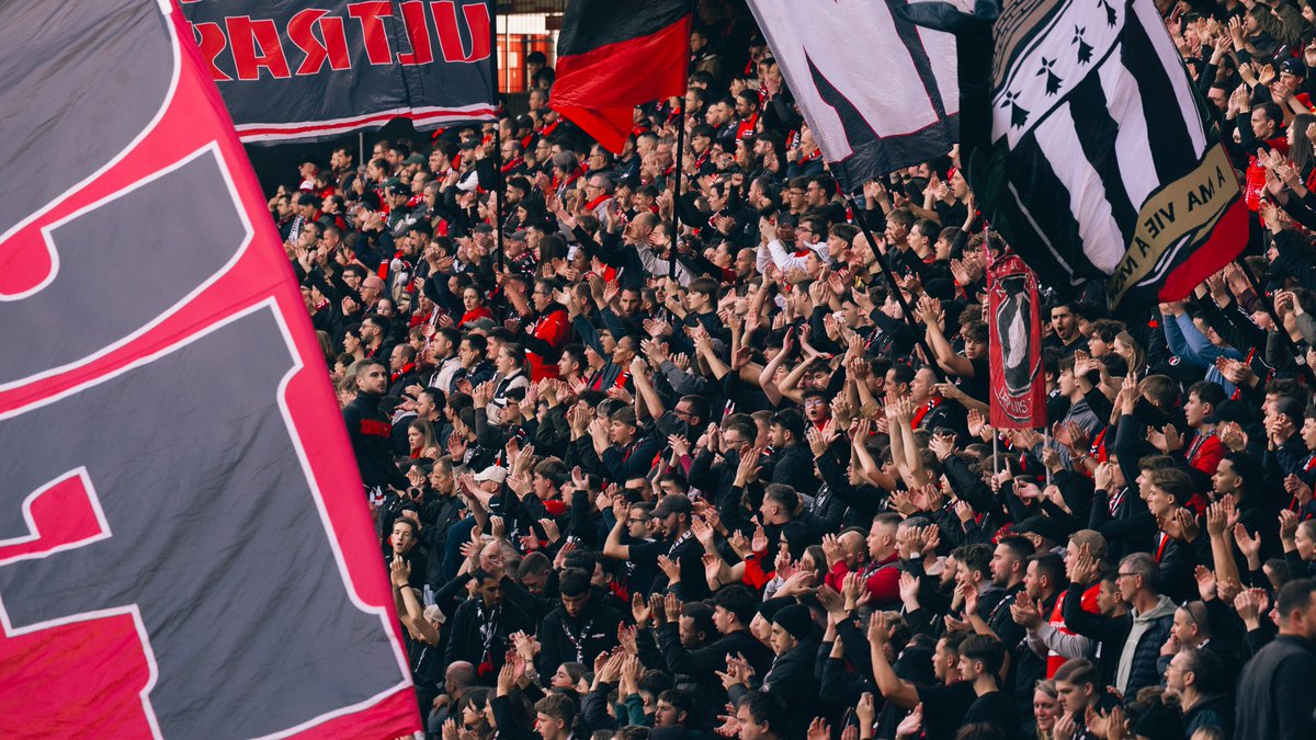 staderennais's tweet photo. Depuis le 15 août dans la chaleur du Roazhon Park, pendant 𝟯𝟰 journées d'une @Ligue1 haletante, à Rennes et partout, toujours. Merci pour votre soutien cette saison 🧣

𝗥𝗼𝘂𝗴𝗲 𝗲𝘁 𝗡𝗼𝗶𝗿 🩸 https://t.co/AiC5C1CIpw