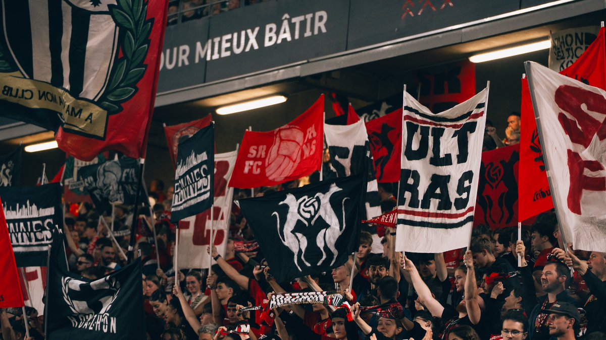 staderennais's tweet photo. Depuis le 15 août dans la chaleur du Roazhon Park, pendant 𝟯𝟰 journées d'une @Ligue1 haletante, à Rennes et partout, toujours. Merci pour votre soutien cette saison 🧣

𝗥𝗼𝘂𝗴𝗲 𝗲𝘁 𝗡𝗼𝗶𝗿 🩸 https://t.co/AiC5C1CIpw