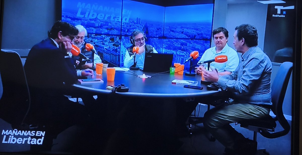 CarlosPazC2021's tweet photo. Curioso desfile de memos en el programa del memo de Luis del Pino, @ldpsincomplejos ; imposible aguantar más de un minuto las chorradas de Javier Benegas, @BenegasJ . Sólo ha faltado que salieran los tontines de Javier Donzé, @Sr_Donze o Marcial Cuquerella, @Mcuquerella https://t.co/1PaXtCcDlu