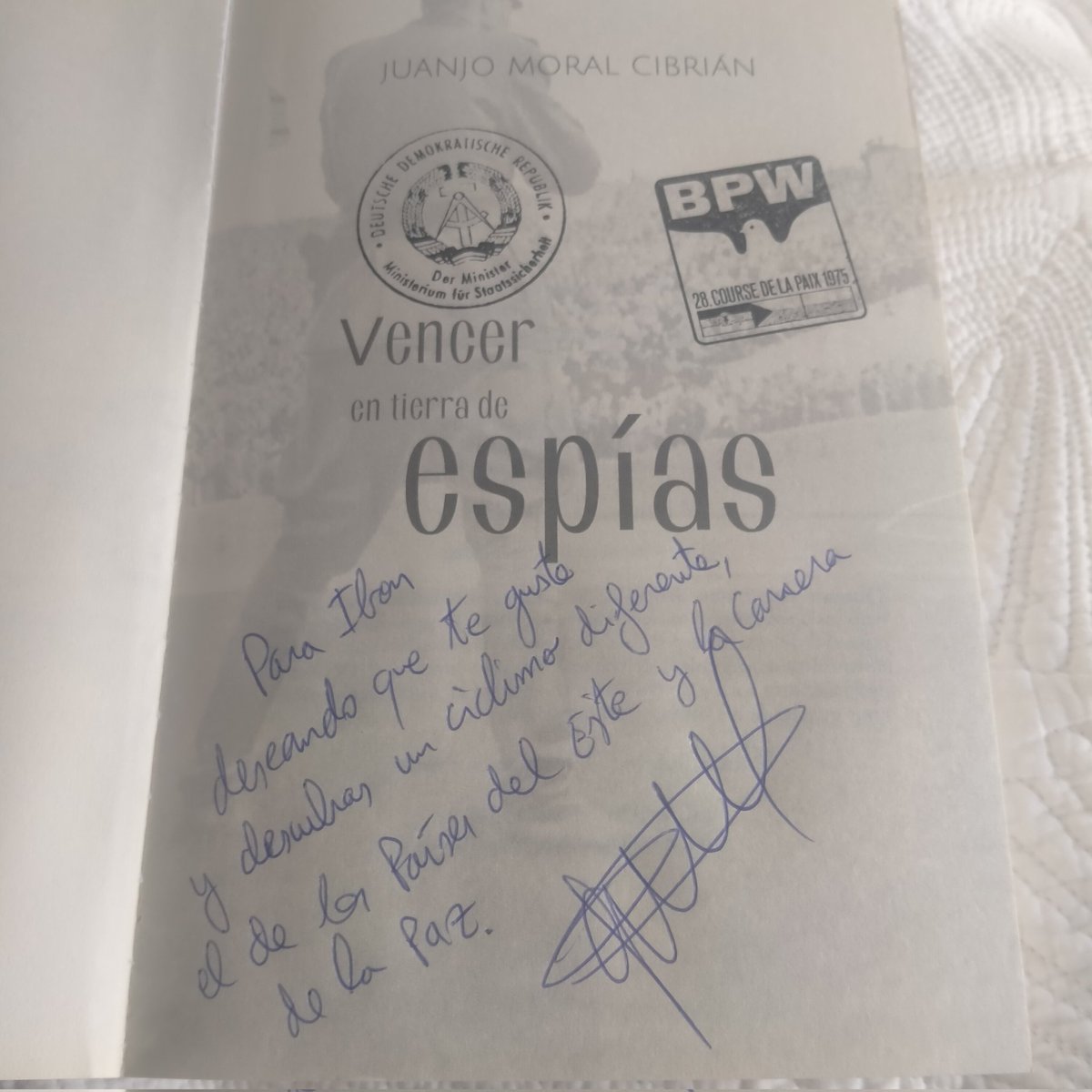 ibongoiburu's tweet photo. Acabada la entretenidísima novela de @Juanjo__Moral que se la recomiendo a todo amante del ciclismo, de la historia de los países del Este y de las novelas de espías. Pedazo homenaje que le has hecho al Aita y novela para ser disfrutada. https://t.co/HYv6iI5hVJ