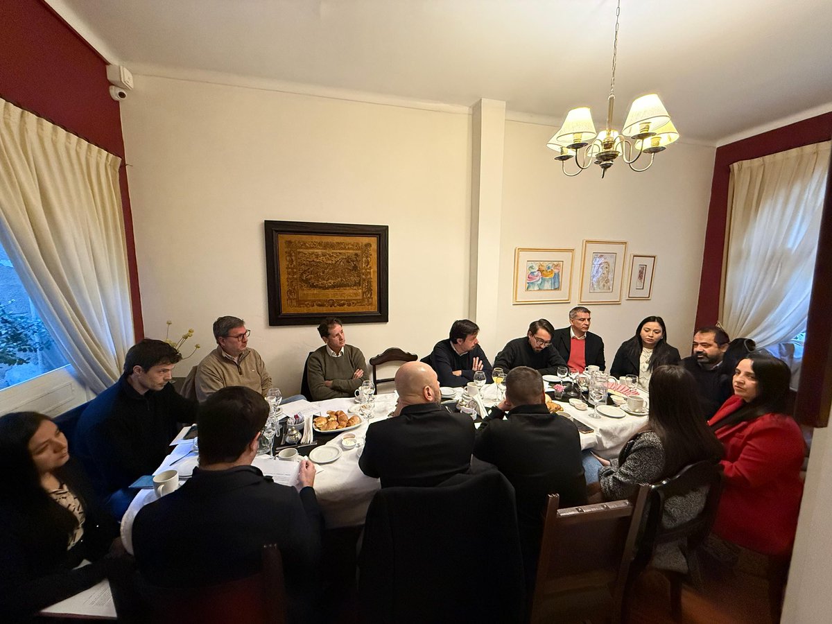 LLASALTA's tweet photo. *CONVENCIONALES DE LLA SE REUNIERON CON EL SECTOR TURÍSTICO*

Referentes y legisladores del partido La Libertad Avanza (LLA) mantuvieron un importante encuentro de trabajo con los principales actores del sector hotelero, gastronómico y turístico de la provincia. El objetivo central de la reunión fue conversar sobre los alcance de la reforma de la Carta Orgánica en el ámbito del turismo y escuchar las demandas del sector.

Del encuentro participaron el senador provincial Roque Cornejo; el presidente de la Convención de LLA, Gonzalo Guzmán Coraita; el diputado provincial Claudio Cansino, junto a concejales de la fuerza política y destacados empresarios y representantes de las cámaras turísticas.

Durante la jornada, los convencionales y legisladores libertarios coincidieron en la necesidad urgente de aliviar la carga sobre quienes generan empleo en la provincia.

Asimismo, se enfatizó la importancia de establecer una coordinación público-privada eficiente. Desde el espacio político señalaron que el rol del Estado no debe ser el de un obstáculo, sino el de un facilitador que articule de manera inteligente con los privados para el fomento, la inversión y la promoción del destino a nivel nacional e internacional.

Los representantes del sector turístico valoraron la apertura al diálogo y la coincidencia en la visión económica, acordando mantener mesas de trabajo legislativas para avanzar en proyectos concretos desde la Convención Municipal y demás espacios legislativos que beneficien la competitividad del sector.