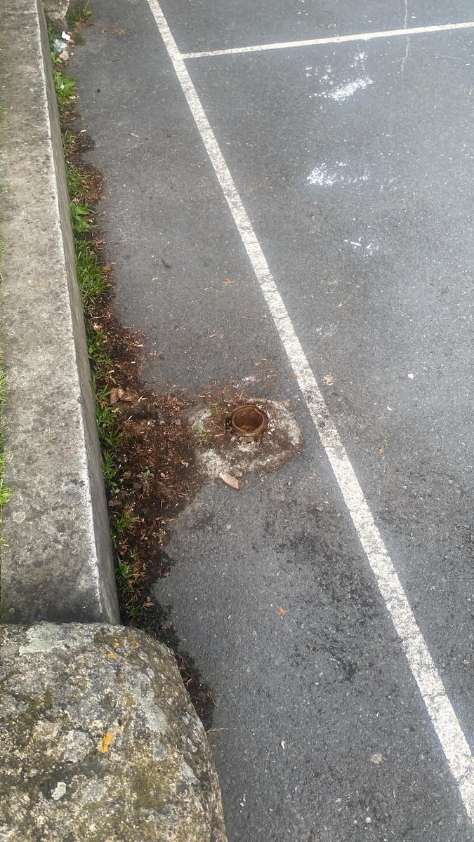 arvilar1's tweet photo. Se ha roto una de las canastas del Parque Europa, oxidada y sin mantenimiento alguno. Gracias a Dios no ha habido una desgracia. Por favor sustituyan las canastas por unas seguras. @PPCoruna @BNGACorunha @PSOE_Coruna @inesreygarcia @dinisss @ConcelloCoruna @vocescoruna @silcerino https://t.co/jgWJIGNPED