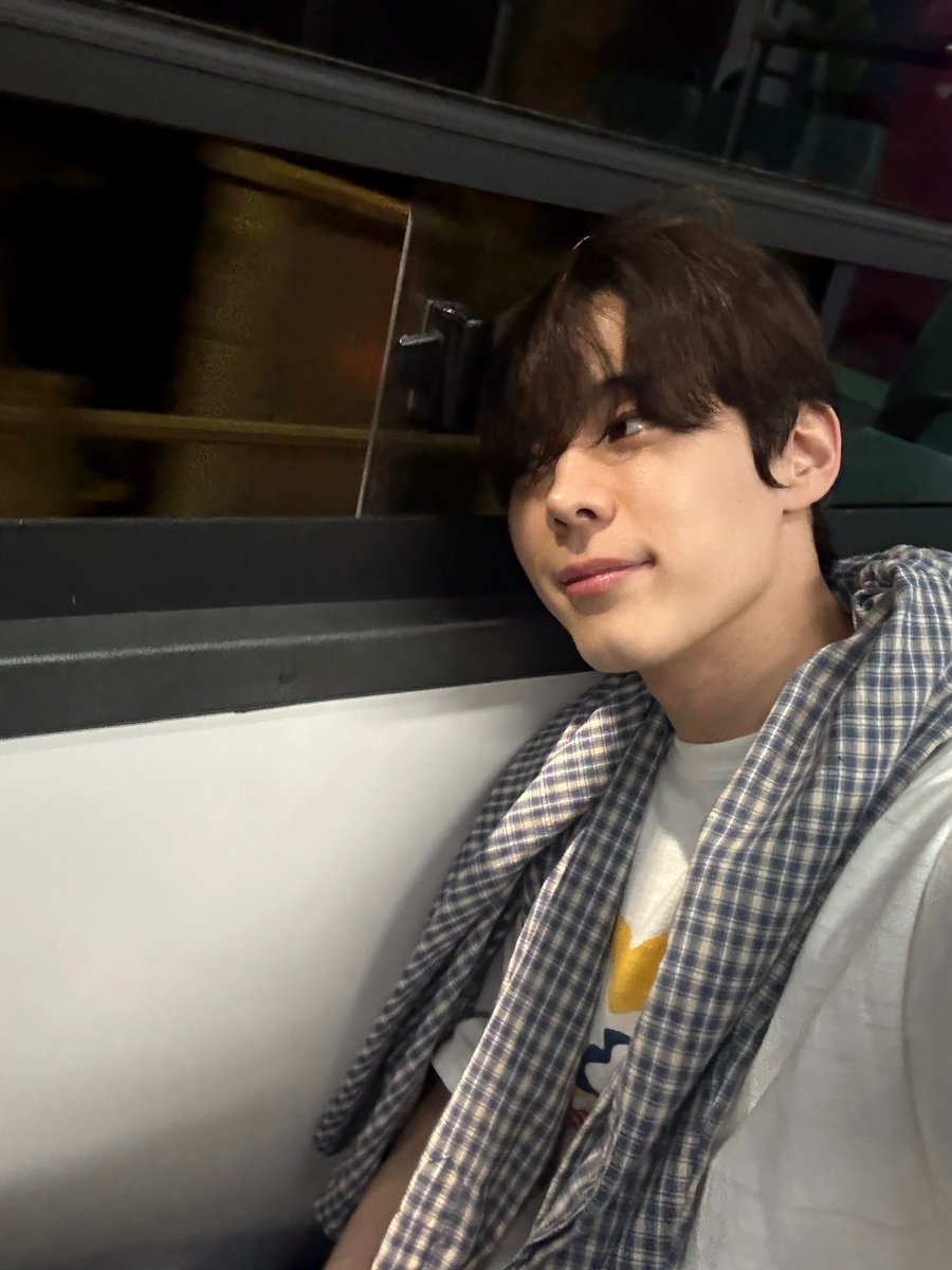jiseochan's tweet photo. seobin is wearing the iconik shirt he wore as minhyun in "kissable lips" 🥹
#윤서빈 #YoonSeobin
#깨물고싶은 #KissableLips https://t.co/TxzQCA6Q6a