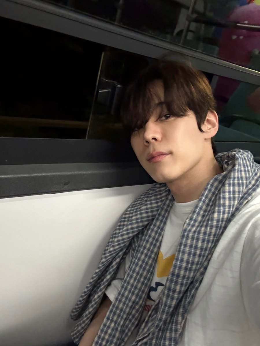 jiseochan's tweet photo. seobin is wearing the iconik shirt he wore as minhyun in "kissable lips" 🥹
#윤서빈 #YoonSeobin
#깨물고싶은 #KissableLips https://t.co/TxzQCA6Q6a