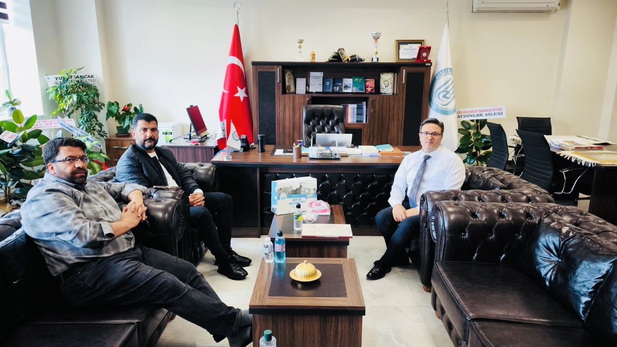 NimetullahAtal's tweet photo. Bitlis Belediyesi uhdesinde yayımlanan @eyasarazap tarafından hazırlanan, XIX. yüzyılın sonu ile XX. yüzyılın başında Bitlis’te yetişen ilim adamlarının hayatlarını, aldıkları eğitimi ve memleketimize bıraktıkları kıymetli mirası anlatan eseri, kıymetli dostlarım Bitlis Eren Üniversitesi İlahiyat Fakültesi Dekanı Prof. Dr. Tahirhan Aydın ve Akademisyen Mustafa Akdeniz’e hediye ettim.