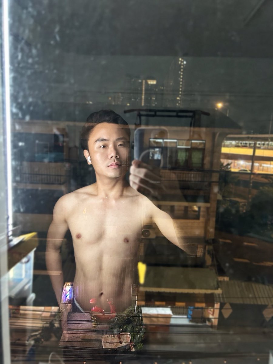 dogter_m's tweet photo. Late nights and city lights. #mormhamha #bodybuilding 🥹 กระจกมัวต้องถูหน่อยละ 🤣 https://t.co/negYbsQogf