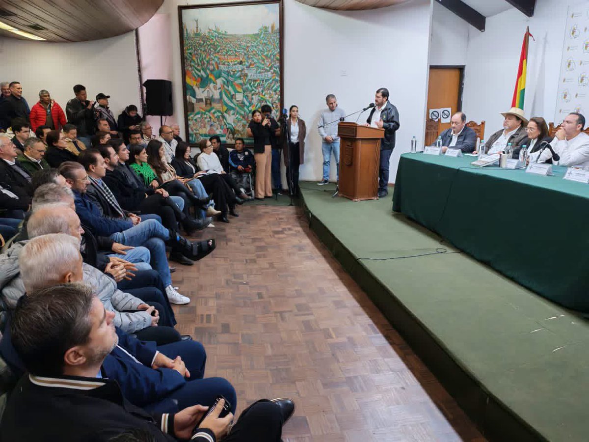 tuffiare's tweet photo. Asamblea de la Cruceñidad perfila marcha nacional de defensa de la democracia. Se escuchan también entre pedidos de los representantes de sectores un Cabildo y que el Gobierno haga cumplir la CPE mediante estado de excepción https://t.co/Z0MKQtDjAz