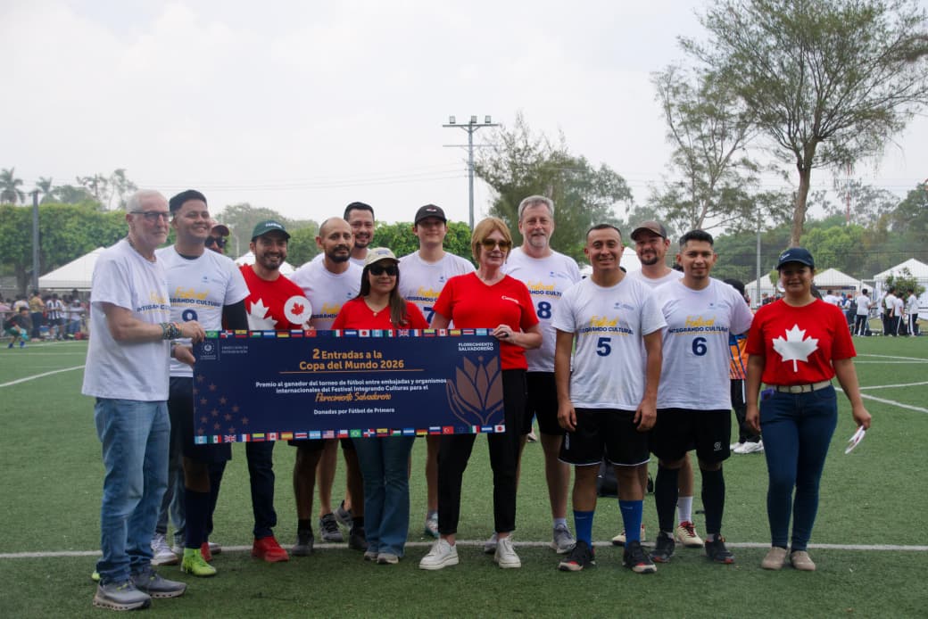 CanEmbSV's tweet photo. A wonderful success yesterday at the Integrando Culturas Festival. It was a pleasure welcoming so many visitors to our stand! Our thanks to @integracionsv for the event, and congrats to our team for winning their division in the soccer tournament. #CanadaElSalvador 🇨🇦🇸🇻 https://t.co/XIrnZzLS4L