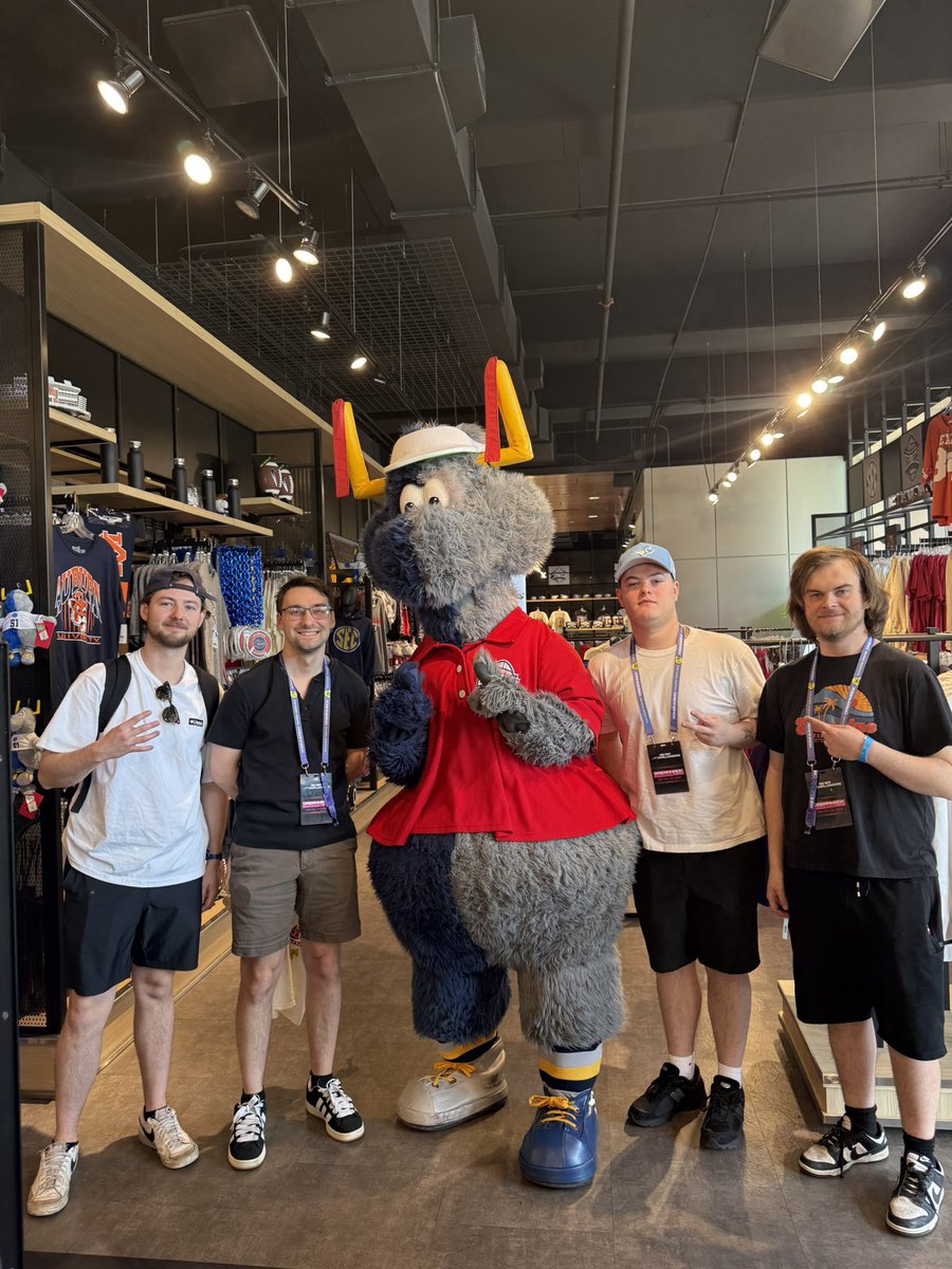starry905's tweet photo. Finally home from Dreamhack, shoutout to @DecimateGG for allowing us to represent them this weekend 

Shoutout to @CanadianNeb @19Chutt @bcurzz for being such great teammates and making this weekend one to remember 

Though its the end for some, I’m just getting started o7 https://t.co/9mxfvxfq1o