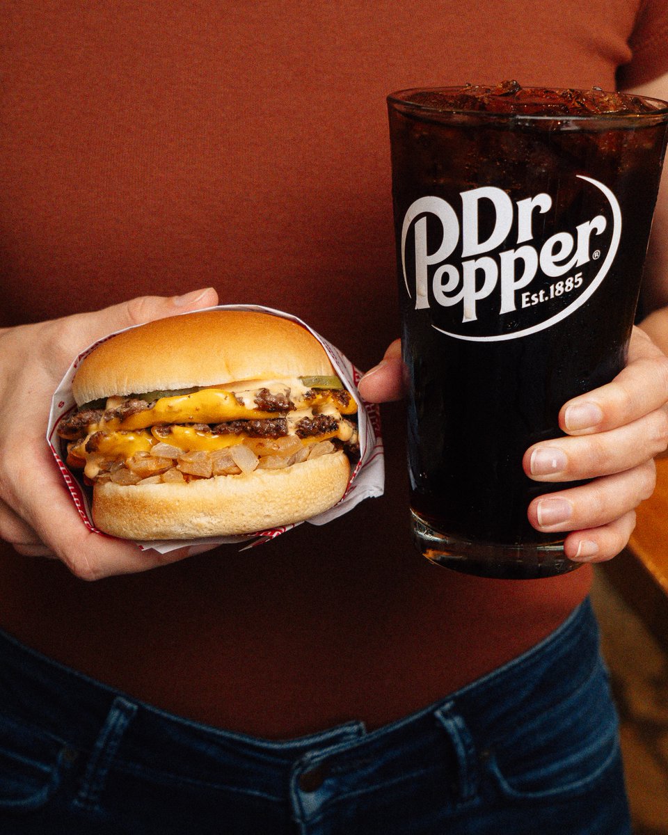 Fatburger's tweet photo. Flatburger 🤝 Fizzy Dr Pepper 

Visit https://t.co/LE5DxGwrNF for additional details &amp; restrictions. DR PEPPER is a registered trademark of Dr Pepper/Seven Up, Inc. ©️2026 Dr Pepper/Seven Up, Inc. https://t.co/D1i1px9jAf