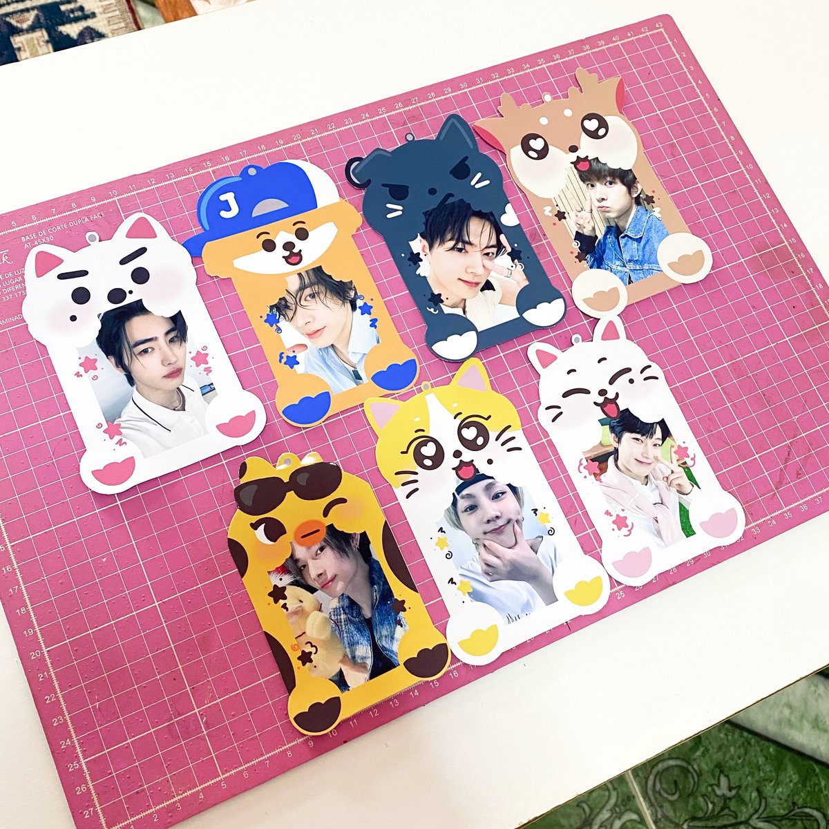 storeriks's tweet photo. gente fiz os protótipos de como vão ficar os holders com photocards e tamanho 🥳 https://t.co/Cd6RkWHltt