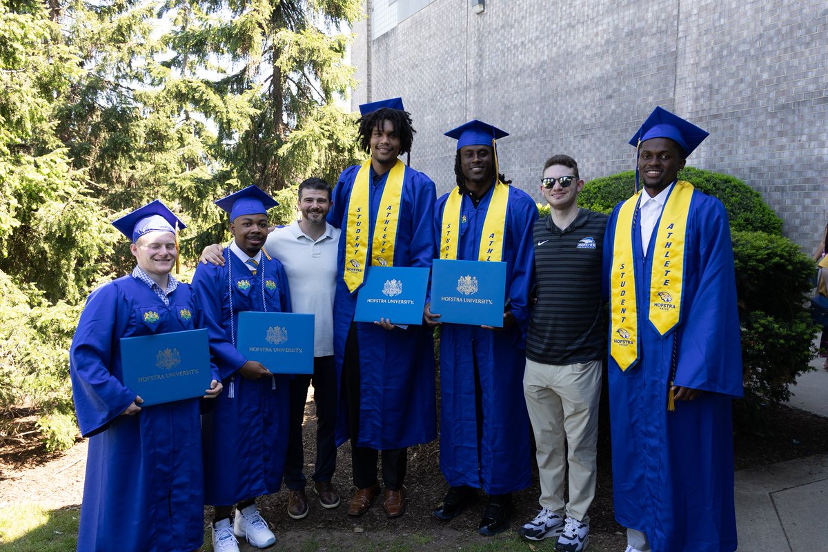 HofstraMBB's tweet photo. 🏆 ✅

🎓 ✅

#PrideOfLI https://t.co/5y21zTwJ94