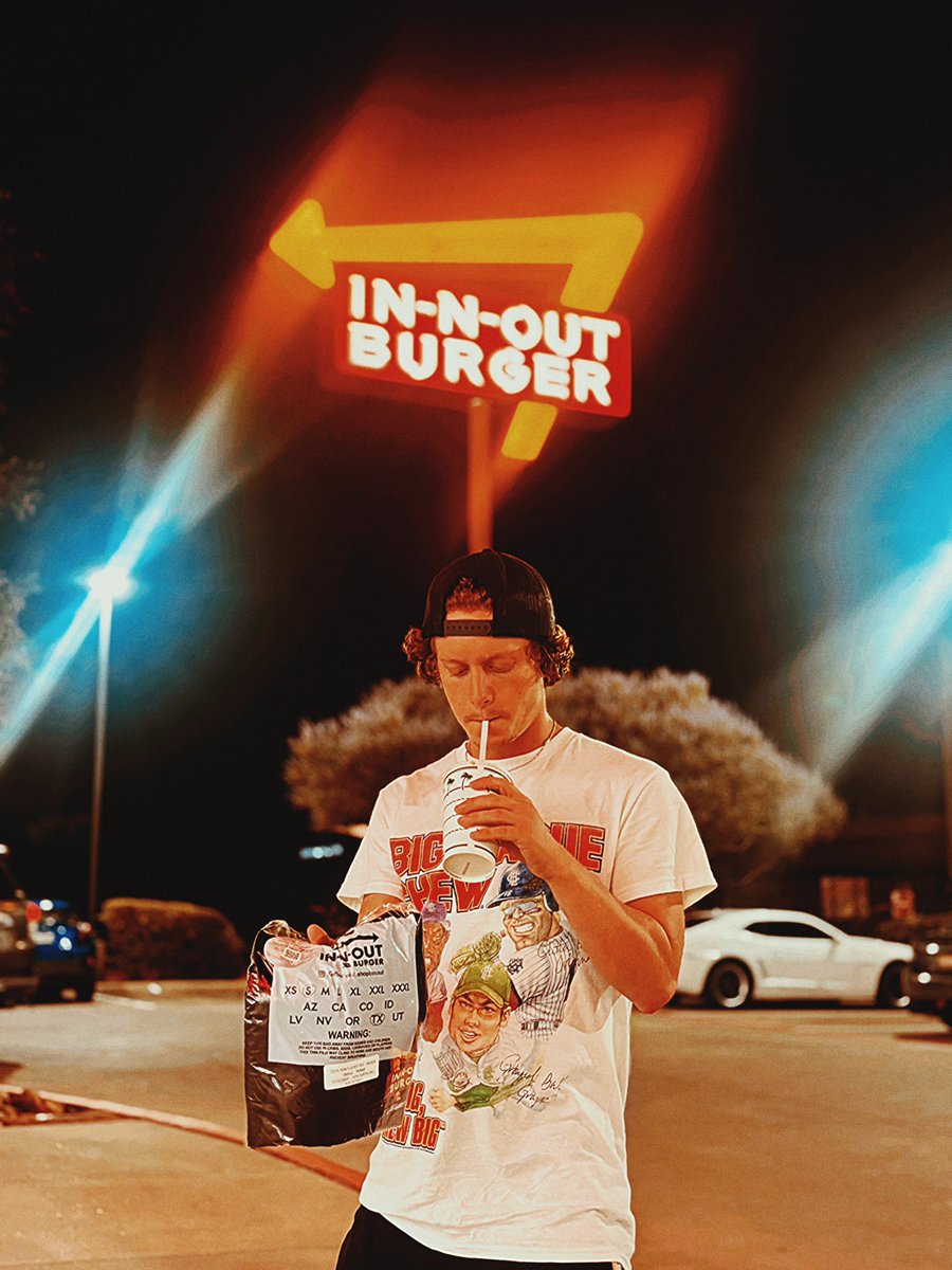 realmarkostunt's tweet photo. Not even a bit anymore, this is my favorite place.
Also I need like 6 more shirts to complete the collection of states 🙌

@innoutburger send me your merch so I can wear it everywhere 👀👀
#FSOT #mrfunsize #funsizeontour #innout https://t.co/tWjxbaia8f