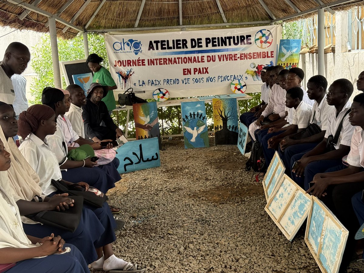ong_aha's tweet photo. Les enfants ont fait parler leurs 🖌️ pour porter 1 message universel : OUI À LA PAIX, NON À LA GUERRE.
À l’occasion de la Journée Internationale du Vivre-Ensemble en Paix, AHA &amp; LFH ont organisé l’atelier “La paix prend vie sous nos pinceaux” afin de promouvoir la paix #Tchad https://t.co/QMfUyP2LBf