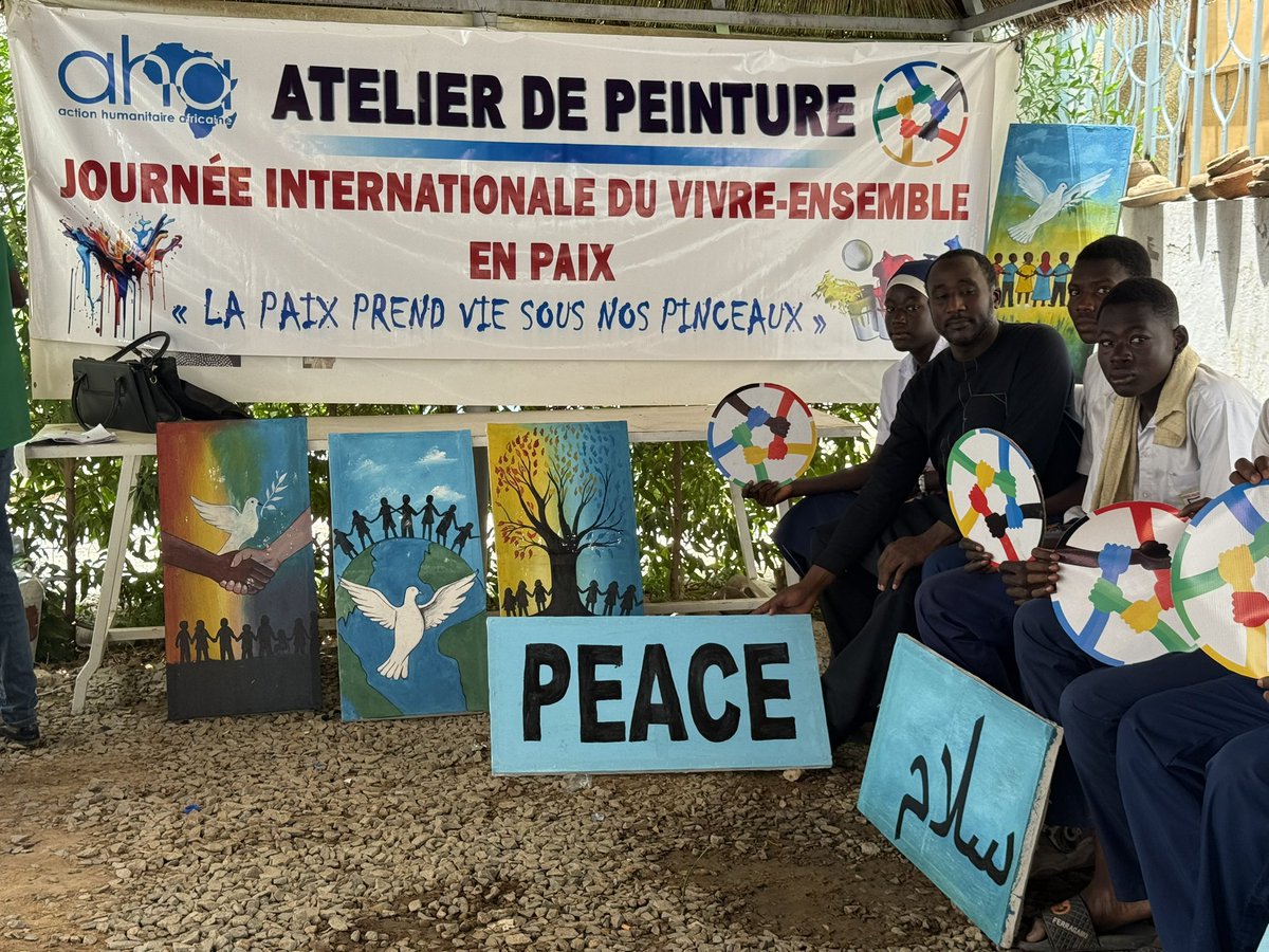 ong_aha's tweet photo. Les enfants ont fait parler leurs 🖌️ pour porter 1 message universel : OUI À LA PAIX, NON À LA GUERRE.
À l’occasion de la Journée Internationale du Vivre-Ensemble en Paix, AHA &amp; LFH ont organisé l’atelier “La paix prend vie sous nos pinceaux” afin de promouvoir la paix #Tchad https://t.co/QMfUyP2LBf