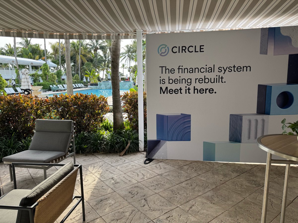 Circle tweet media