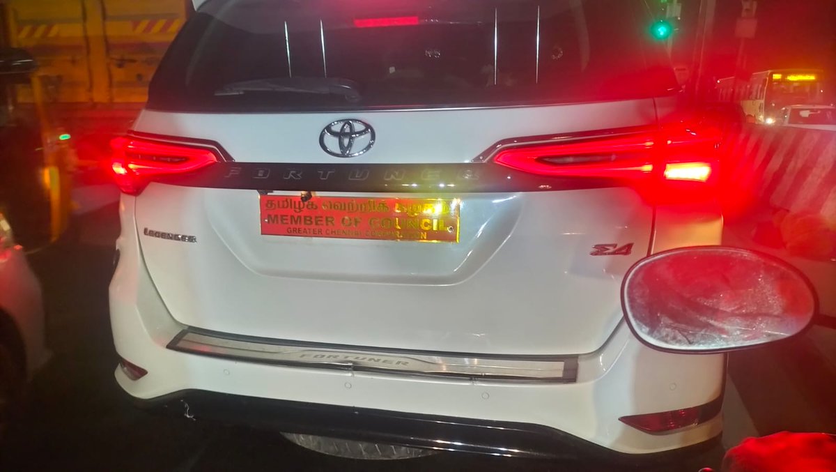 johnsonmelkees's tweet photo. நாம் எதிர்பார்த்த மாற்றம். 

@ChennaiTraffic எந்த நடவடிக்கையும் எடுக்க மாட்டீங்களா?

No Number plate on both the sides. யாரை வேண்டுமானாலும் இடித்து கொன்றால் கூட கவலை இல்லை இவர்களுக்கு.

@TVKVijayHQ @CMOTamilnadu 
@mkstalin @Udhaystalin 

இடம்: புழல் https://t.co/XZgfyp6Mo0