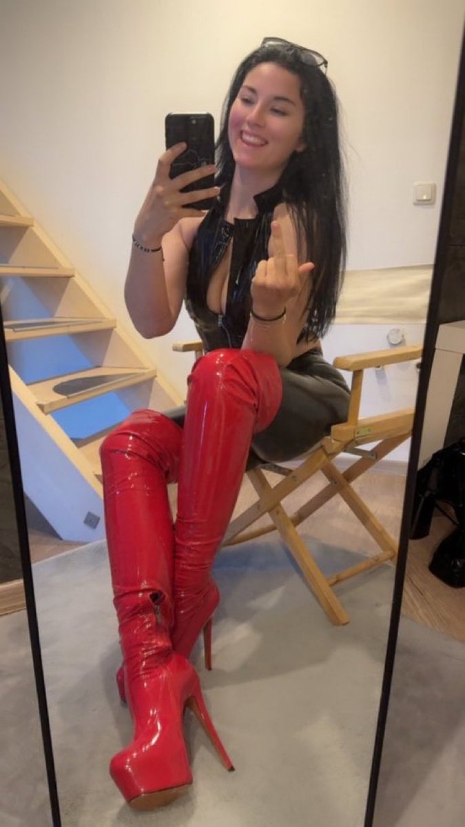 Goddess_layla tweet media