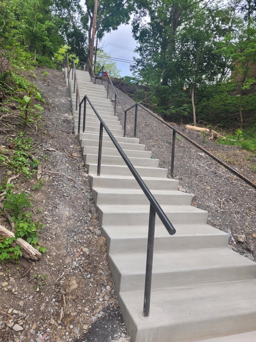 PghDOMI's tweet photo. @Pittsburgh 
New steps have arrived! The Englert Street Steps collaboration between the Department of Mobility and Infrastructure and the Department of Public Works wrapped-up just in time for some warmer weather! These steps provide access to the Overbrook Seniors Center! https://t.co/kARqawiEs1