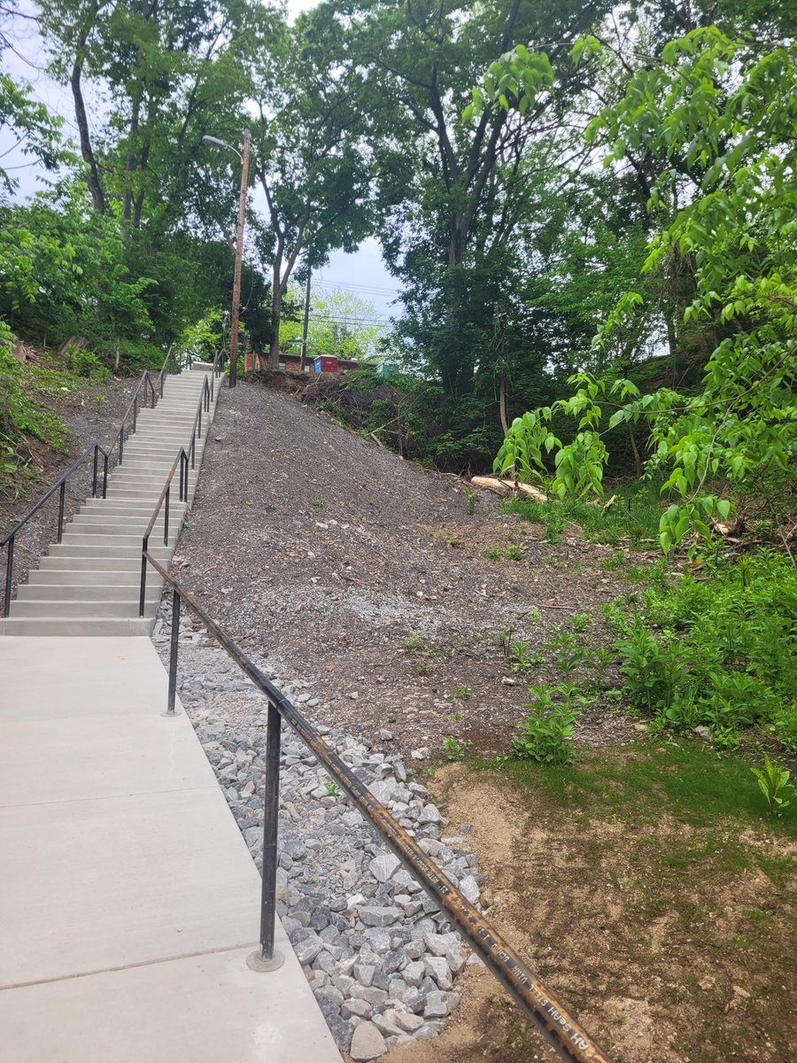 PghDOMI's tweet photo. @Pittsburgh 
New steps have arrived! The Englert Street Steps collaboration between the Department of Mobility and Infrastructure and the Department of Public Works wrapped-up just in time for some warmer weather! These steps provide access to the Overbrook Seniors Center! https://t.co/kARqawiEs1