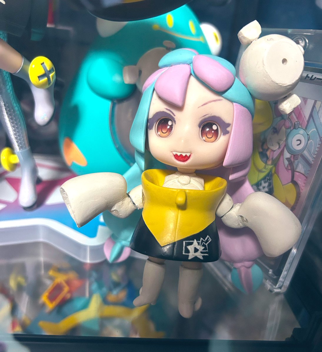 ark_owl's tweet photo. 勿論3Dプリンタやエアブラシなくてもそれっぽいの作れるのでチャレンジしてみてね！
コツは適度に公式パーツ使っちゃう事

作りかけでなんだけど画像は水性塗料を筆塗り
材料費は4千円くらいで揃うぞ https://t.co/tziSnr3TAA