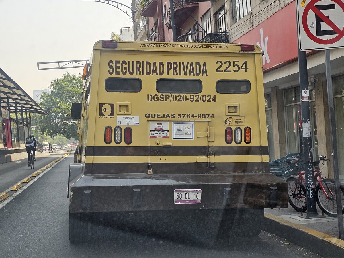 chocuchin's tweet photo. @UCS_GCDMX esta camion esta obstruyendo Av. Cuauhtemoc  por favor podrían ponerle fotomulta a diario lo realizan solo hay un carril para circular se tardo 20 min lo pueden checar en el C5 y multarlo por favor https://t.co/O6x99npxy6