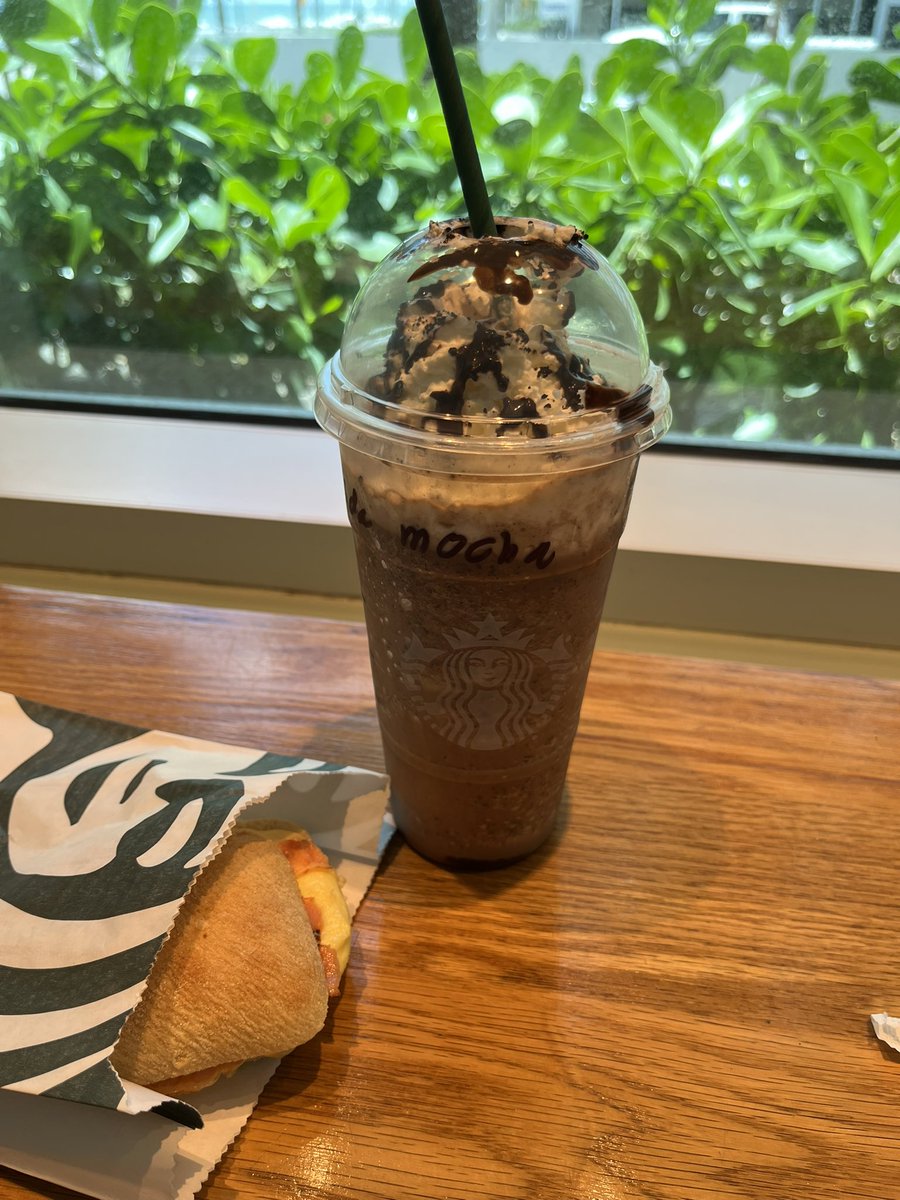 ysariake986's tweet photo. 軽くランチを食べにスタバでサンドイッチとフラペチーノを頼んだら22.73ドル、日本円にしたら約3500円か‥。
日本の3倍くらいの感覚かな。
#スタバ
#フォートローダーデール
#円安 https://t.co/UdTibNWLmy