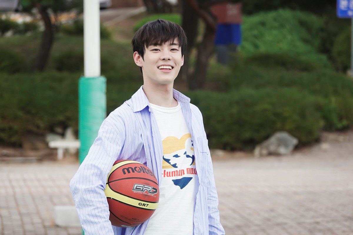 jiseochan's tweet photo. seobin looked so smol and adorable 🥺
#윤서빈 #YoonSeobin
#깨물고싶은 #KissableLips https://t.co/sQRlPCMrkF