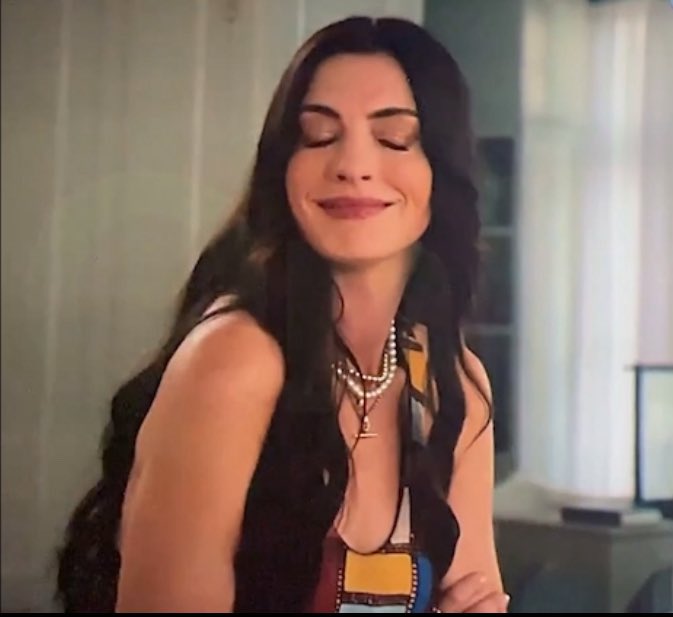 thisyearsgrrll's tweet photo. still thinking about how tdwp2 hamptons scene was straight out of fanfic. miranda inviting andy to her private vacation home, introducing her to famous journalists, getting tipsy and having a heart-to-heart alone in the kitchen? aline brosh mckenna what is your ao3 handle https://t.co/KmlczH0TXn