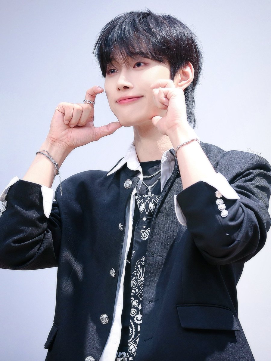 lovesome__jh's tweet photo. Kooky
OMEGA X OFFLINE FANSIGN EVENT
귀욥♡
#오메가엑스 #OMEGA_X #JANHAN
#소중히_아끼고_사랑해 #재한 👑
#내자랑_내하늘_김재한 260503 https://t.co/rJziDZYWbb