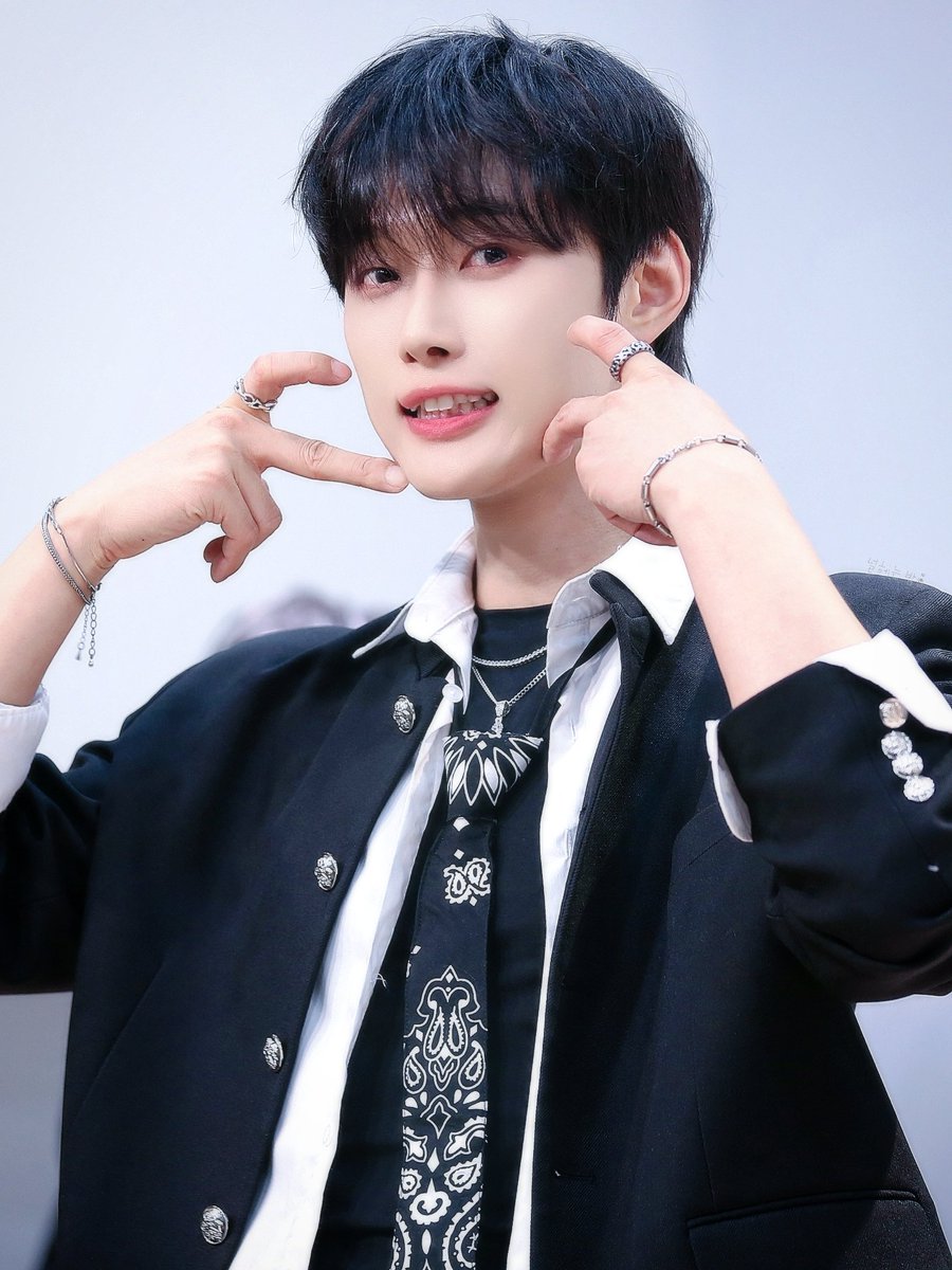 lovesome__jh's tweet photo. Kooky
OMEGA X OFFLINE FANSIGN EVENT
귀욥♡
#오메가엑스 #OMEGA_X #JANHAN
#소중히_아끼고_사랑해 #재한 👑
#내자랑_내하늘_김재한 260503 https://t.co/rJziDZYWbb
