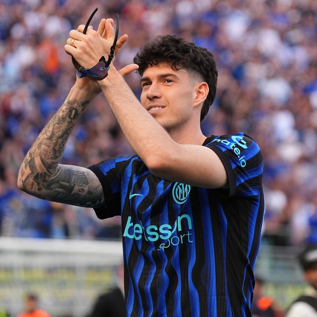 Inter_Xtra's tweet photo. 🚨 Alessandro Bastoni to Barcelona is COMPLETELY BLOCKED. #Inter have never definitively said that the defender is for sale, and numbers that have come out in the press are absolutely LOW. 🇮🇹

For example, #Inter sold André Onana to Manchester United for €55M, there is NO chance that Bastoni would cost LESS. Anything around €40M-50M is not realistic at all.

[via @FabrizioRomano]