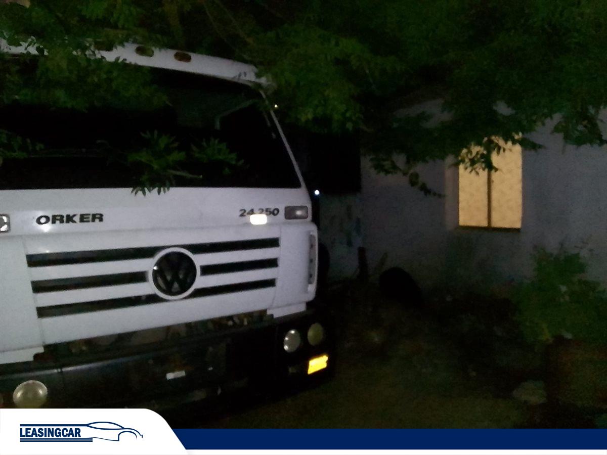 ALeasingcar's tweet photo. Volkswagen 24-250 Volcadora Viscazo Año 2013 
el motor fue recientemente hecho a 0km

Precio USD 15.000 mas facilidades (valor total 58.000 USD)
IMPECABLE! Aceptamos Permutas. Financiación Bancaria. Consultas al 096 987 840 / 4399 2209 / 099 247931 https://t.co/EThQvo9P6w https://t.co/BJhaGELoW1