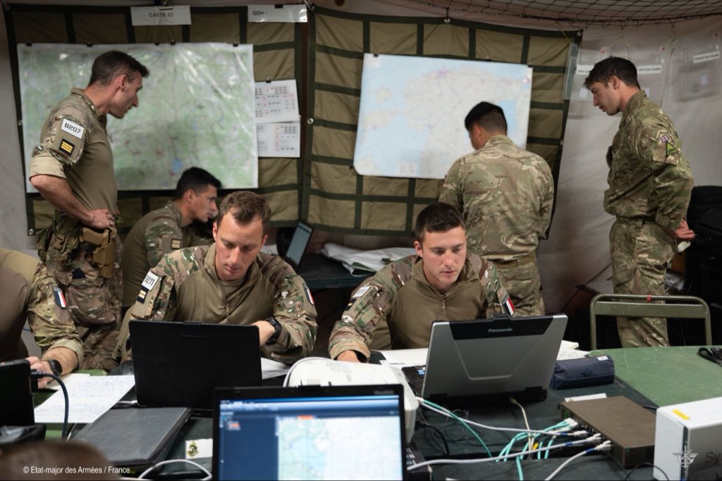 EtatMajorFR's tweet photo. 📍 Estonie | Planifier. Préparer. Déployer. 
 
📅 Planification et finalisation des ordres avant le lancement de l'exercice #SPRINGSTORM
⛽ Préparation des ravitaillements en vivres et en carburant
🚚 Déploiement des capacités de combat au plus proche du terrain
 
🎯 Démontrer l'engagement des alliés 🇫🇷🇬🇧🇪🇪 en faveur de la défense du flanc est de l'@OTAN_FR