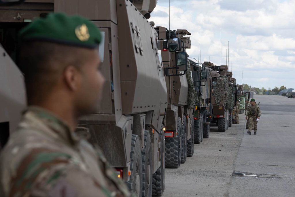 EtatMajorFR's tweet photo. 📍 Estonie | Planifier. Préparer. Déployer. 
 
📅 Planification et finalisation des ordres avant le lancement de l'exercice #SPRINGSTORM
⛽ Préparation des ravitaillements en vivres et en carburant
🚚 Déploiement des capacités de combat au plus proche du terrain
 
🎯 Démontrer l'engagement des alliés 🇫🇷🇬🇧🇪🇪 en faveur de la défense du flanc est de l'@OTAN_FR