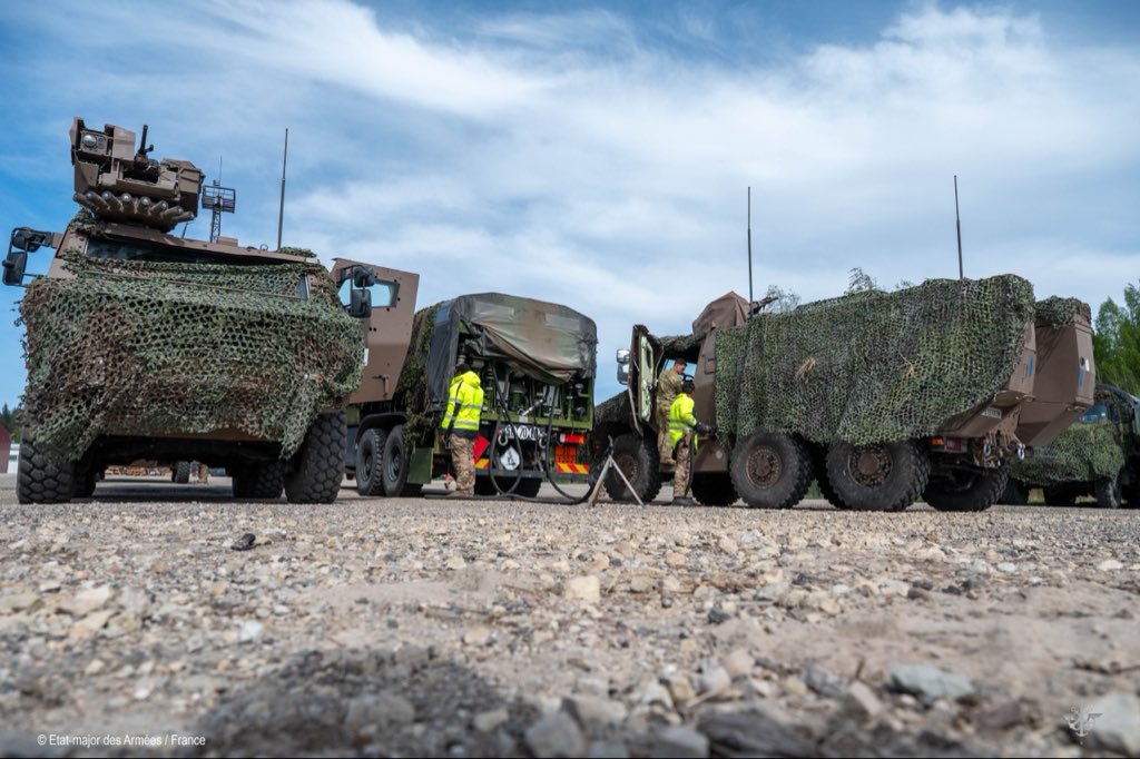 EtatMajorFR's tweet photo. 📍 Estonie | Planifier. Préparer. Déployer. 
 
📅 Planification et finalisation des ordres avant le lancement de l'exercice #SPRINGSTORM
⛽ Préparation des ravitaillements en vivres et en carburant
🚚 Déploiement des capacités de combat au plus proche du terrain
 
🎯 Démontrer l'engagement des alliés 🇫🇷🇬🇧🇪🇪 en faveur de la défense du flanc est de l'@OTAN_FR