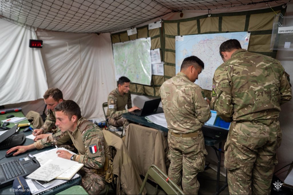 EtatMajorFR's tweet photo. 📍 Estonie | Planifier. Préparer. Déployer. 
 
📅 Planification et finalisation des ordres avant le lancement de l'exercice #SPRINGSTORM
⛽ Préparation des ravitaillements en vivres et en carburant
🚚 Déploiement des capacités de combat au plus proche du terrain
 
🎯 Démontrer l'engagement des alliés 🇫🇷🇬🇧🇪🇪 en faveur de la défense du flanc est de l'@OTAN_FR