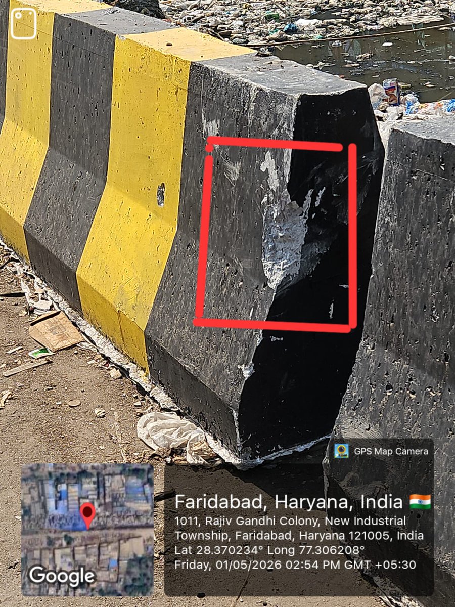 DMujesar's tweet photo. @MCF_Faridabad क्षेत्र के ��ार्ड नंबर 3 में गोछी ड्रेन के साथ लगे जर्सी बैरियर की शिकायत के बावजूद भी जे•ई• ने बिना गुणवत्ता और ठेका लेने के लिए ठेकेदार द्वारा दिए गए दस्तावेजों की जांच कराए ही बिल बना दिया 😀 @cmohry यहां तो साफ साफ भ्रष्टाचार दिख रहा है @SVBHaryana @ulbharyana https://t.co/HWgrK2S8g6