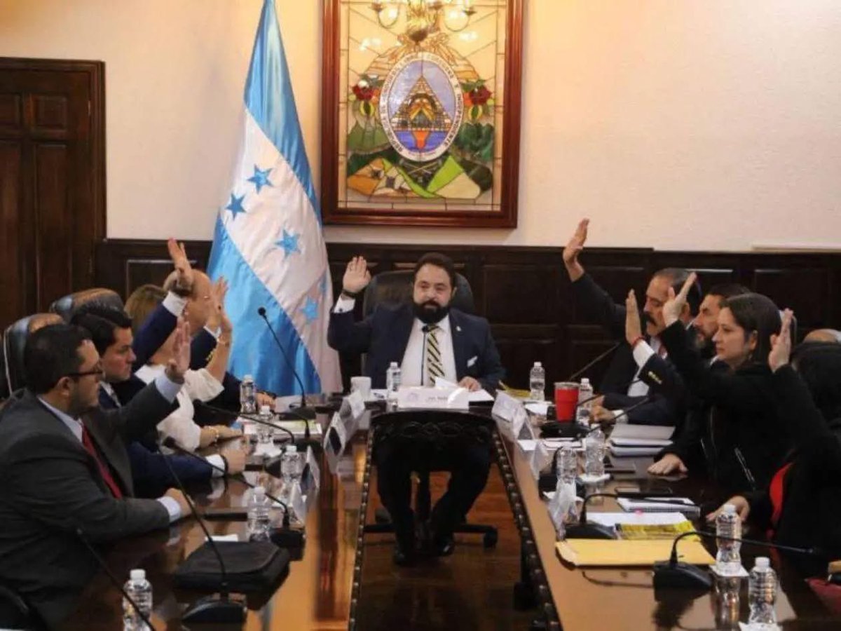 funesaranda's tweet photo. Ministerio Público citó a los exintegrantes de la Comisión Permanente del Congreso Nacional para comparecer este miércoles ante la Fiscalía entre los citados está el expresidente del Congreso Nacional, Luis Redondo Guifarro y los demás miembros de la Comisión Permanente, https://t.co/nKhz0jC6Bg