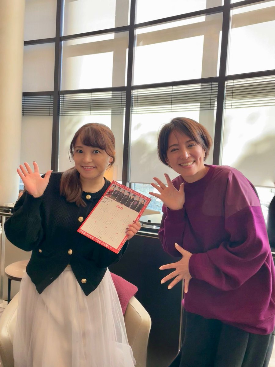 tomomi_kuno's tweet photo. 大変、大変長らく
お待たせいたしました!🥺🌸✨

シリーズ6作目、
通算7冊目の鉄道本が
#カンゼン さんから
本日、発売となりました!!!!!!

🚃#阪急電鉄とファン大研究読本
https://t.co/81EL7lcYQb

ゲスト：#赤江珠緒 さん #上野耕平 さん
#伊原薫 さん #野月貴弘 さん

#久野知美 著 #南田裕介 鉄道名誉マネ&
#藤田雅之 レイルウェイプロデューサー監修

阪急さん全面協力のもと
約2年という歳月をかけて
晴れてこの日を迎えられたこと
大変嬉しく思っております!!!!!

車庫も制覇させていただき、
「鉄オタ選手権」でも伺いしきれなかった
塗装のお話や
南田さんとW監修を務めてくださった
藤田館長との対談などなど
本当にありがとうございます!!

そしてそして!
今回も、ゲストさんが
本当の本当に豪華です✨

テレビ大阪さんのイベントや
#トレ活ラジオ1155 に
ダーリンハニーの旅列車でも
語らせていただいている通りではありますが、
この度、赤江珠緒さんにゲストに
乗り入れていただいたのが
個人的には一番の推しポイントです・・・!

#tama954 リスナーさんはじめ
赤江さんのご家族の皆様にとっても
思い出&記録に残していただけるような
作品にしたいと決めていました。

赤江さんの今を伺いつつ、
阪急との密着すぎる連結感(訳：思い入れ)を
お伺いできたのは
本当の本当に、一生の思い出となりました!!!!!🥹

正直、今でも夢見心地で
全然語り尽くせません・・・😭 🚃🌸笑

兼ねてから、
「どんな鉄オタでも、沿線で育たれた方には
その愛の大きさは叶わない」と
思っておりましたが、
大好きで尊敬してやまない赤江さんが
それを証明してくださる形になり、
これ以上にない幸せです。
(詳しくは、是非✨
 ご覧くださいますと幸いです😍🌷)

もう、このために仕事頑張ってきた!
くらいの高揚感で、もう、
赤江さんへの感謝の気持ちだけで
多分1万文字くらいコメントが
湧いて出てきちゃいますので(🤣)、
明日、ファミリー倶楽部(ファンクラブ)の
生配信でお伝えさせて下さい!!

TBSラジオの皆さんや、
礼央さんにもお写真で乗り入れて頂き
とても華やかな巻頭企画になってますので
ご期待くださいますと嬉しいです🥰

宜しくお願いします♡🥺

また、同じくインタビューゲストとして
鉄オタ選手権でもお世話になっていて
妄想トレインファミリーでもある
#上野耕平 さんにも
乗り入れていただいております!!🎷

更に更に! 鼎談ゲストおよび
寄稿ゲストとして伊原薫さん、
シリーズレギュラーの
ベルズ野月さんにも乗り入れていただき
それはそれは、豪華な一冊となっております!!

監修も、冒頭に触れた通り
安定の鉄道名誉マネージャー南田さんに加えて、
古巣・ホリプロ仲間の汾陽麻衣ちゃんにも
とある企画でちょこっとご協力いただいています😍

そしてそして!
編集・メインライティングは
もちろん、全作支えてくださっている
滝川さん&キンさん(*´꒳`*)🚂🌸

トータルのメインデザインは
ニクスインクの二宮さんご夫妻と、
愛が満員乗車なメンバーさん達です🥰♡♡♡

今回の我がコも、大好きな皆さんとともに
大切に、大切に、育てさせていただきました♪

一人でも多くの方に
お手にとっていただけますと
嬉野温泉駅です!

早くも、発売記念イベントも
決まっておりますので
是非是非! お早めにご予約ください♪

▶︎紀伊国屋書店 梅田本店さん公式HPより!
📖 『 #阪急電鉄とファン大研究読本 いつの時代も阪急マルーンとともに』発売記念
久野知美さん（女子鉄アナ）×藤田雅之さん（阪急電車館館長）トーク＆サイン会
https://t.co/pAkB6GP3Mz

藤田館長と2両編成で
阪急トークさせていただくほか
サイン会にもご乗車して貰いますので
かなりレアな会になること間違いなしです🙌🏻🚃✨

各ラジオ番組にも
乗り入れを続けてまいりますので
そちらもお楽しみに!

多くの方に喜んでいただけますように(●'ᴗ'σ)σணღ*🚂
どうぞどうぞ、宜しくお願いいたします!!!!!!