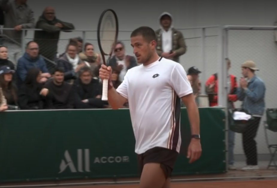 gonzaloferreyr's tweet photo. Triunfo alivante para @fedegomez250 en primera ronda de qualy de Roland Garros: venció a Ferreira Silva por 6-3, 6-7, 6-3 y avanzó a la próxima ronda.

Sacó para partido en el segundo set y no lo pudo cerrar. Arrancó break abajo en el tercero y lo remontó.

Se le viene Svrcina. https://t.co/Xs9luwMlzW