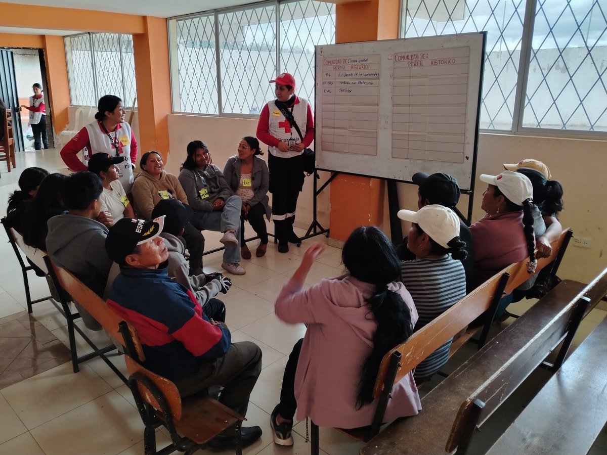 CruzPichincha's tweet photo. Junto a #CruzRojaCayambe 🏔️ realizamos un #DiagnósticoComunitario 🧐 en📍Sta. Isabel, cantón Cayambe. Utilizamos la herramienta #AVCA 📊, que nos permitió identificar amenazas, riesgos y las capacidades de respuesta de la comunidad ante diferentes escenarios de emergencia 🚨. https://t.co/MCFUpMQi9i