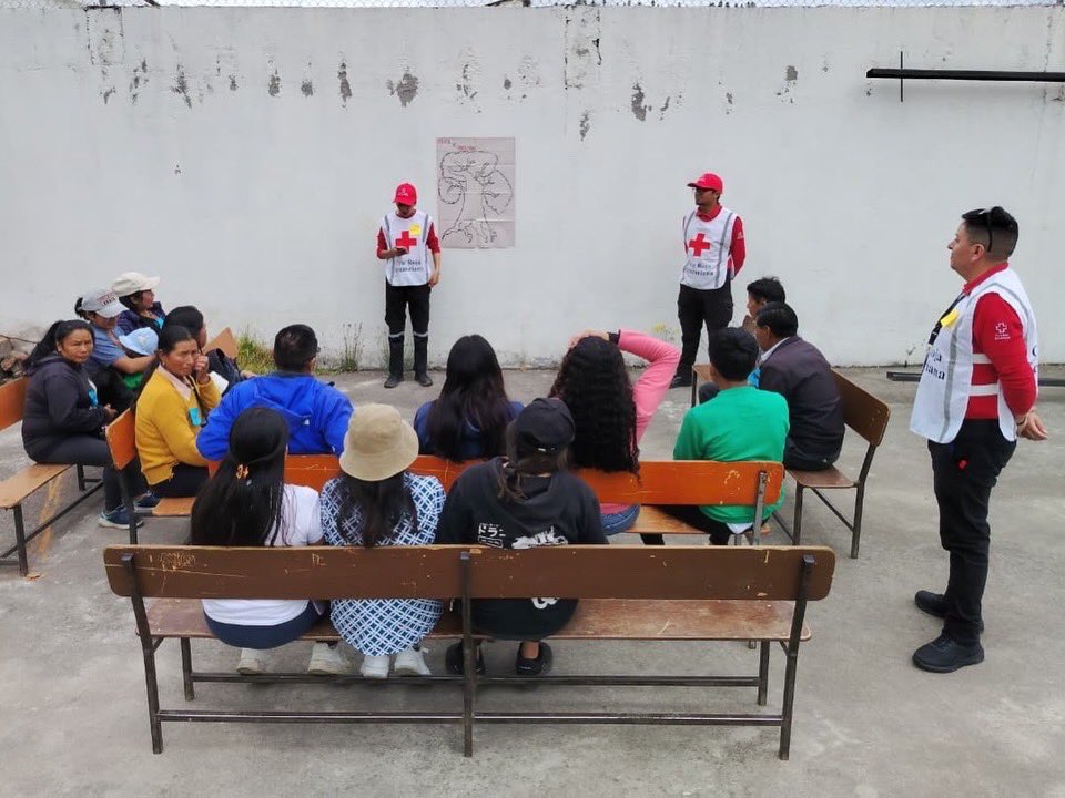 CruzPichincha's tweet photo. Junto a #CruzRojaCayambe 🏔️ realizamos un #DiagnósticoComunitario 🧐 en📍Sta. Isabel, cantón Cayambe. Utilizamos la herramienta #AVCA 📊, que nos permitió identificar amenazas, riesgos y las capacidades de respuesta de la comunidad ante diferentes escenarios de emergencia 🚨. https://t.co/MCFUpMQi9i