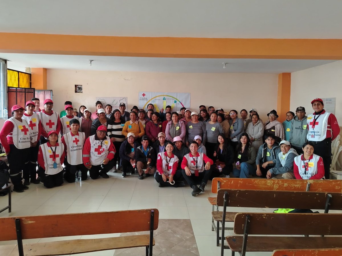 CruzPichincha's tweet photo. Junto a #CruzRojaCayambe 🏔️ realizamos un #DiagnósticoComunitario 🧐 en📍Sta. Isabel, cantón Cayambe. Utilizamos la herramienta #AVCA 📊, que nos permitió identificar amenazas, riesgos y las capacidades de respuesta de la comunidad ante diferentes escenarios de emergencia 🚨. https://t.co/MCFUpMQi9i