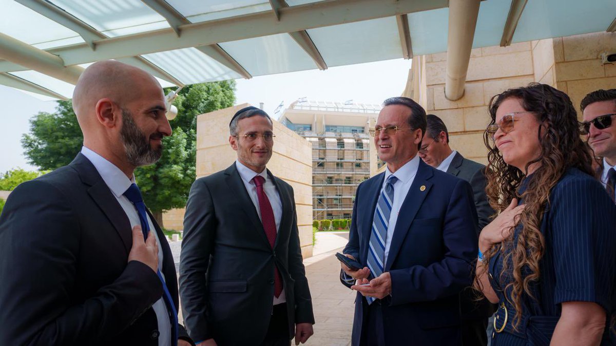 maor_ifrah's tweet photo. היום אירחתי במשרד החוץ את ד״ר חוסה בנחמין פרז מאטוס, יחד עם רעייתו והצוות שלו, ליום פגישות גדוש ומשמעותי.

במהלך הביקור קיים ד״ר פרז מאטוס סדרת פגישות עבודה אסטרטגיות עם סמנכ״ל אמריקה הצפונית, סמנכ״ל אמריקה הלטינית ושליח השר לעולם הנוצרי. את היום חתמנו בפגישה חמה וחשובה עם שר החוץ.

אנו מבקשים להביע הערכה עמוקה לד״ר פרז מאטוס על עמידתו האיתנה לצד מדינת ישראל, ועל פעילותו הענפה והמבורכת למען העם היהודי מול ממשלות באמריקה הלטינית וברחבי העולם כולו 🇮🇱