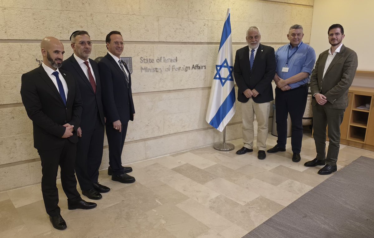 maor_ifrah's tweet photo. היום אירחתי במשרד החוץ את ד״ר חוסה בנחמין פרז מאטוס, יחד עם רעייתו והצוות שלו, ליום פגישות גדוש ומשמעותי.

במהלך הביקור קיים ד״ר פרז מאטוס סדרת פגישות עבודה אסטרטגיות עם סמנכ״ל אמריקה הצפונית, סמנכ״ל אמריקה הלטינית ושליח השר לעולם הנוצרי. את היום חתמנו בפגישה חמה וחשובה עם שר החוץ.

אנו מבקשים להביע הערכה עמוקה לד״ר פרז מאטוס על עמידתו האיתנה לצד מדינת ישראל, ועל פעילותו הענפה והמבורכת למען העם היהודי מול ממשלות באמריקה הלטינית וברחבי העולם כולו 🇮🇱