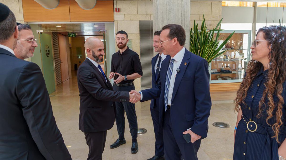 maor_ifrah's tweet photo. היום אירחתי במשרד החוץ את ד״ר חוסה בנחמין פרז מאטוס, יחד עם רעייתו והצוות שלו, ליום פגישות גדוש ומשמעותי.

במהלך הביקור קיים ד״ר פרז מאטוס סדרת פגישות עבודה אסטרטגיות עם סמנכ״ל אמריקה הצפונית, סמנכ״ל אמריקה הלטינית ושליח השר לעולם הנוצרי. את היום חתמנו בפגישה חמה וחשובה עם שר החוץ.

אנו מבקשים להביע הערכה עמוקה לד״ר פרז מאטוס על עמידתו האיתנה לצד מדינת ישראל, ועל פעילותו הענפה והמבורכת למען העם היהודי מול ממשלות באמריקה הלטינית וברחבי העולם כולו 🇮🇱